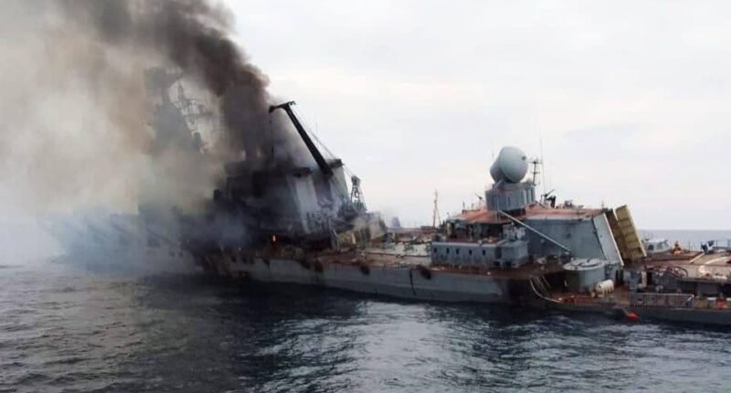 Російський крейсер "Москва" тоне