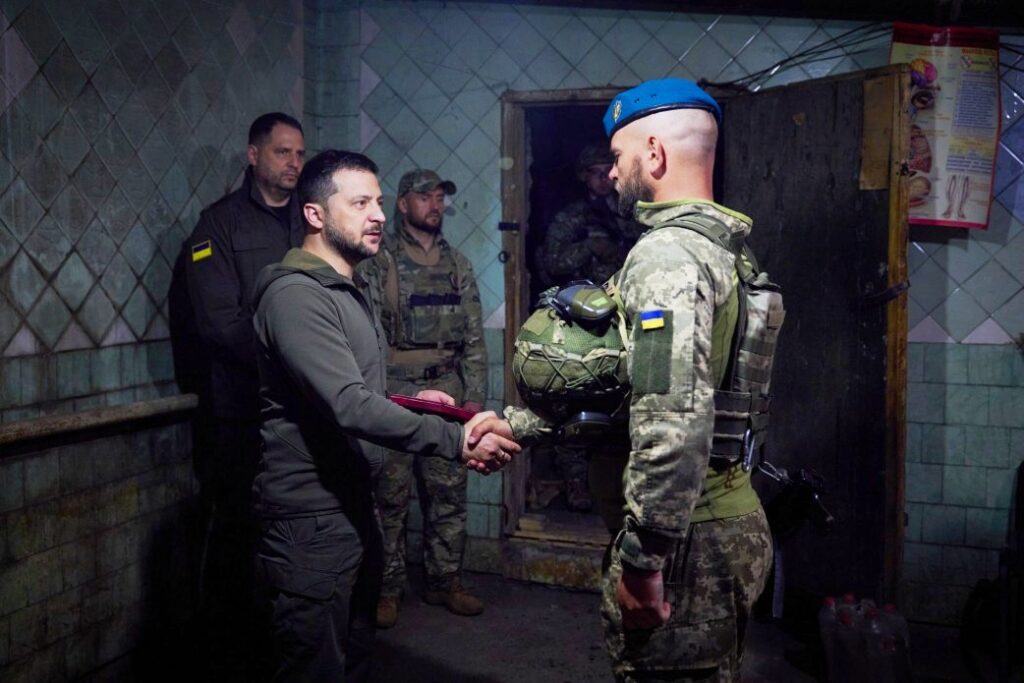 Зеленський вручив нагороди на передовій