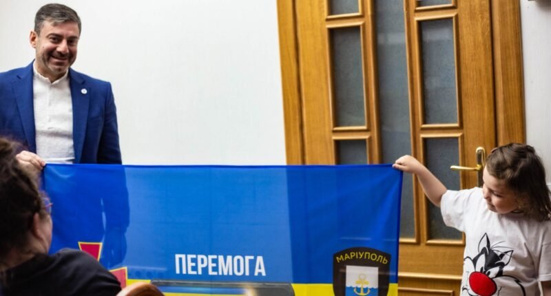 До України з РФ повернули дитину захисників Маріуполя