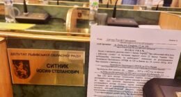На сесії Львівської облради депутатам вручили іменні повістки