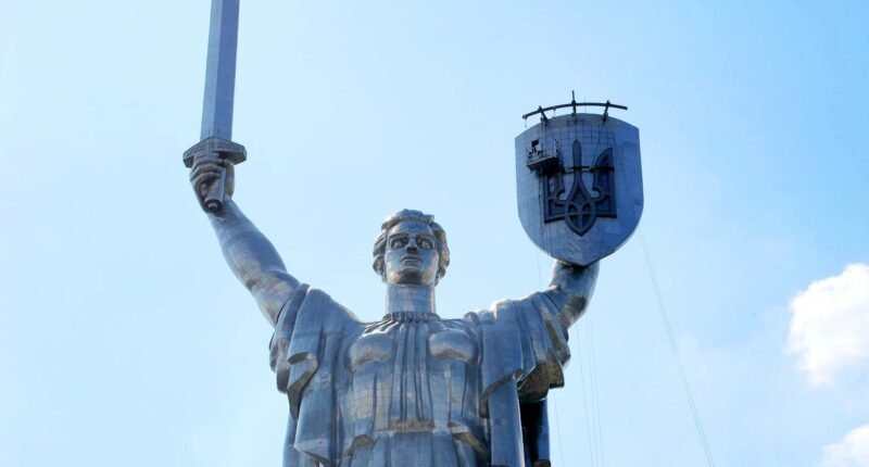 У Києві завершують роботи на монументі “Батьківщина-мати”
