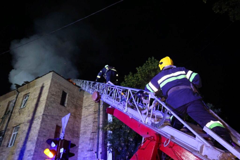 Рятувальники гасять пожежу у Харкові