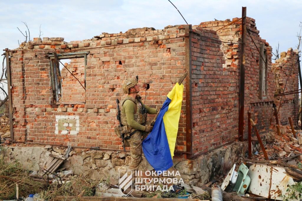 Українські захисники підняли державний прапор над звільненою Андріївкою