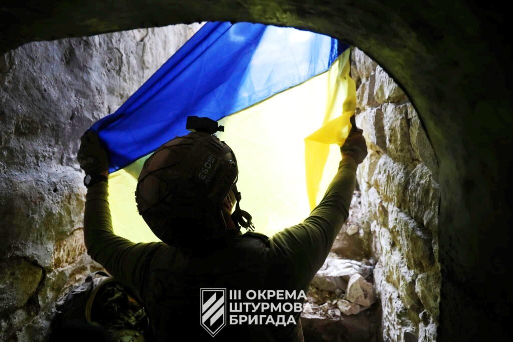Українські захисники підняли державний прапор над звільненою Андріївкою