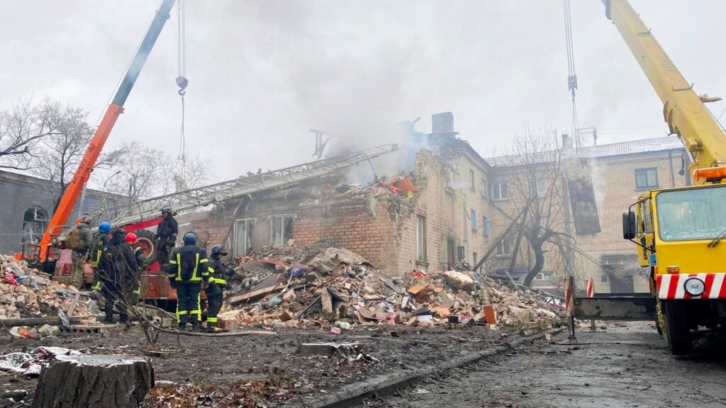 Під завалами будинку Донеччині знайшли тіло загиблого чоловіка