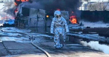 В російському Омську спалахнула пожежа на підприємстві з нафтопродуктами