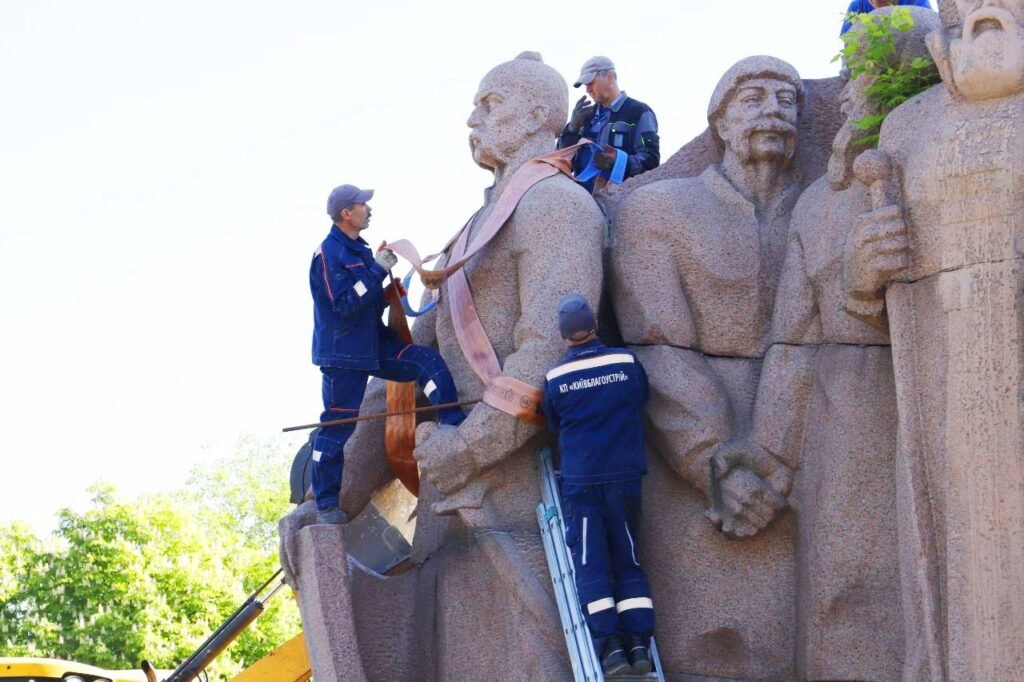 У Києві демонтують композицію на честь Переяславської ради під аркою 4