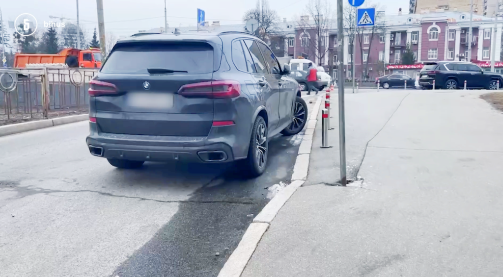 Відповідальний за екологічний напрямок працівник Київської обласної прокуратури Олександр Гуцуляк пересів на пересів на новий автомобіль BMW X5