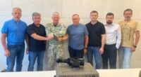 Вінницькі волонтери передали унікальний прицільний комплекс легендарному снайперу СБУ