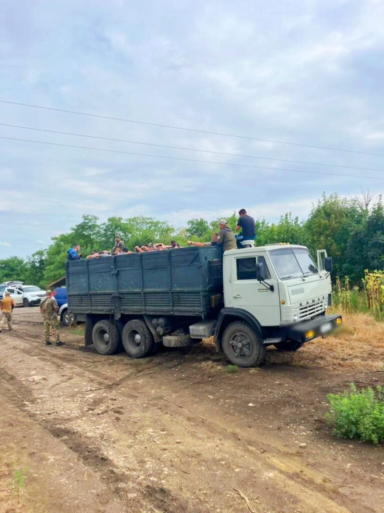 На Одещині затримали 48 чоловіків, які ховалися в кузові “КАМАЗу” \2