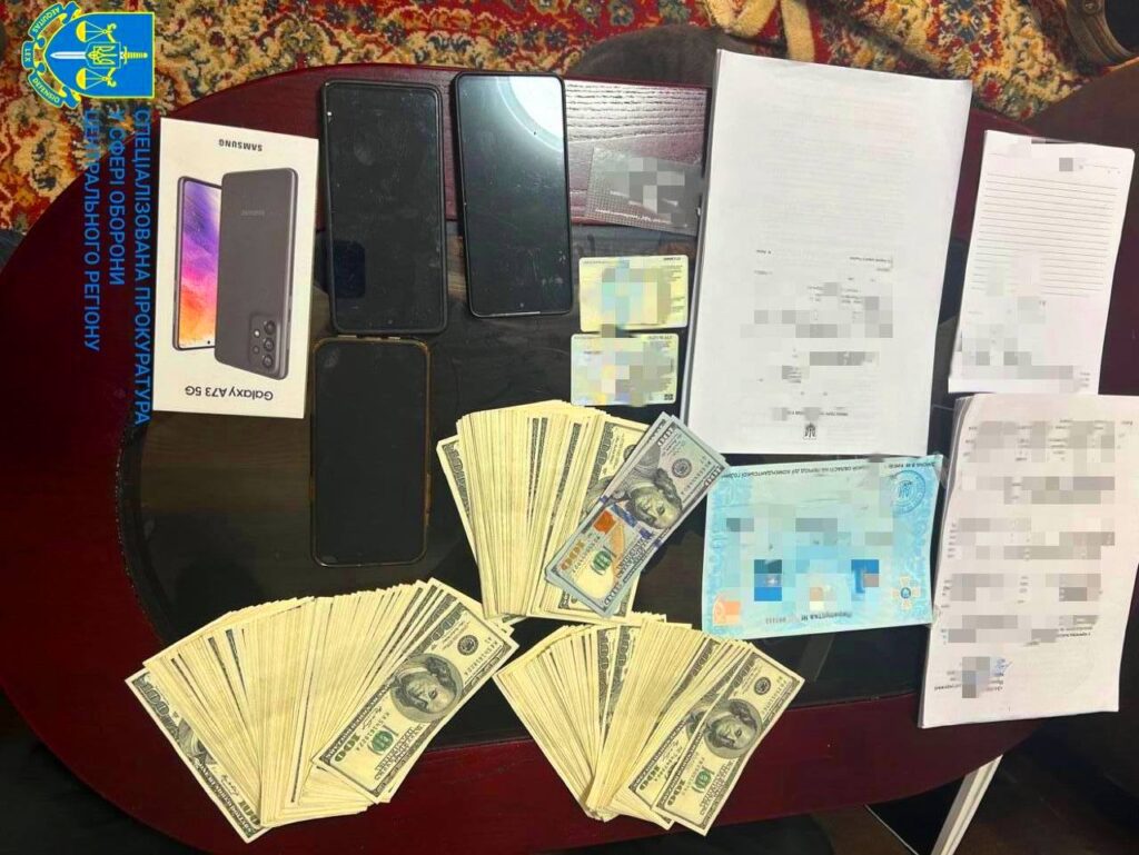 У Києві викрили трьох посадовців ТЦК, які заробили мільйони на “ухилянтах” 6